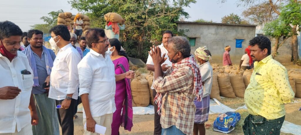 అన్నదాతల కష్టాన్ని ఇలా దోచుకుంటారా. .